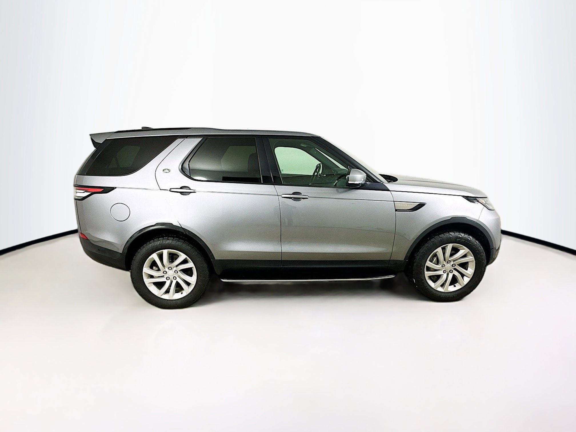 Used 2020 Land Rover Discovery SE image 4