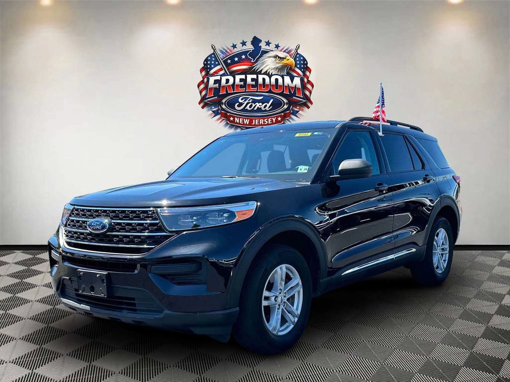Used 2023 Ford Explorer XLT AWD/4WD image 2