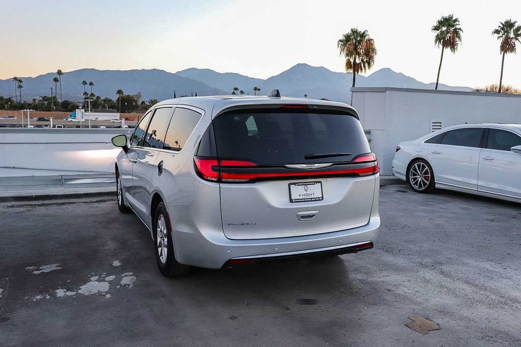 Used 2024 Chrysler Pacifica Touring-L FWD image 7