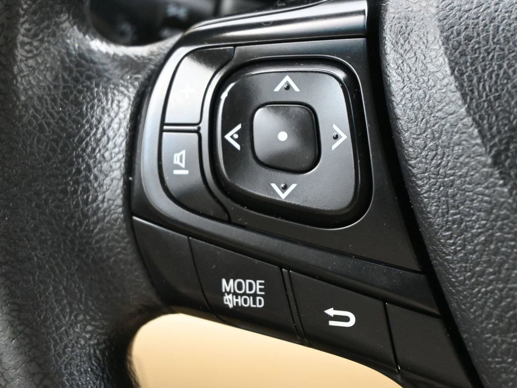 Used 2016 Toyota Camry LE image 5