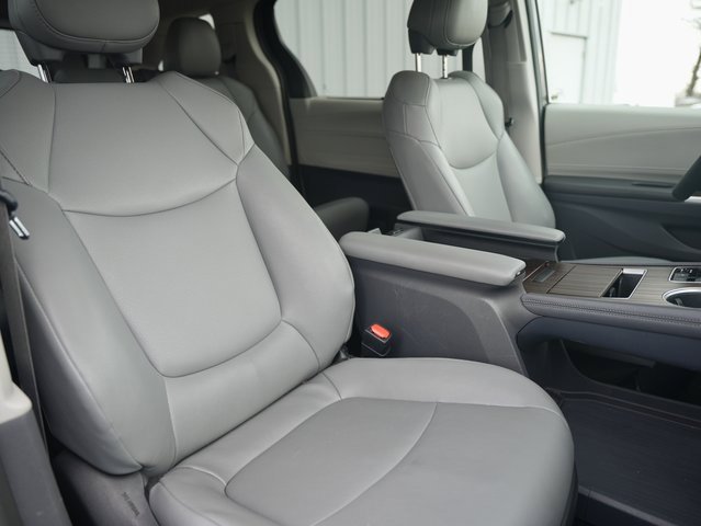 Used 2023 Toyota Sienna XLE image 9