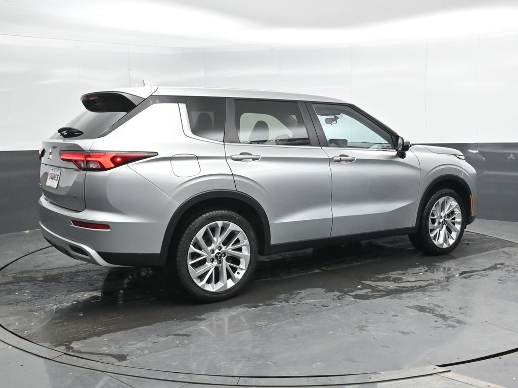 Used 2024 Mitsubishi Outlander SE image 4