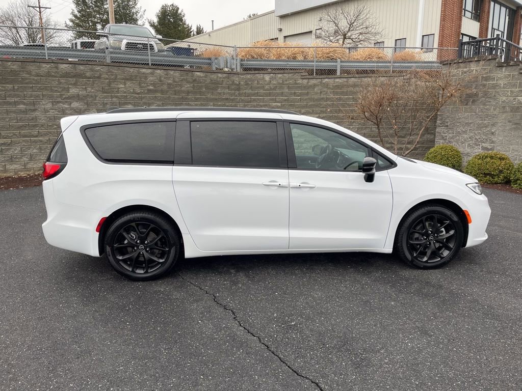 New 2026 Chrysler Pacifica Select image 3