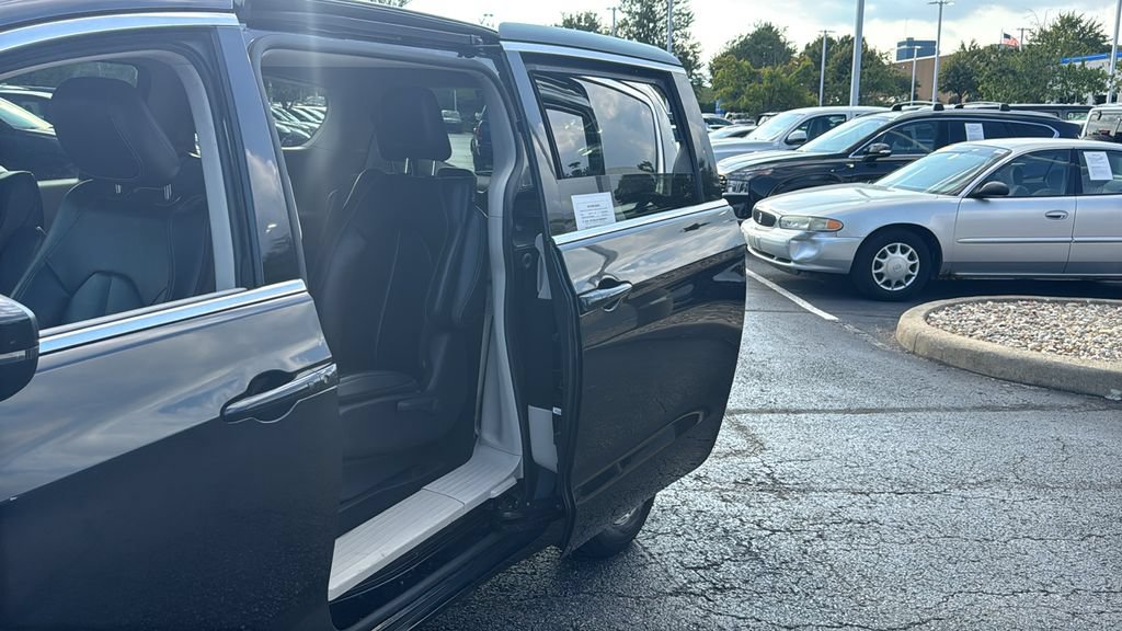 Used 2023 Chrysler Pacifica Touring-L FWD image 29