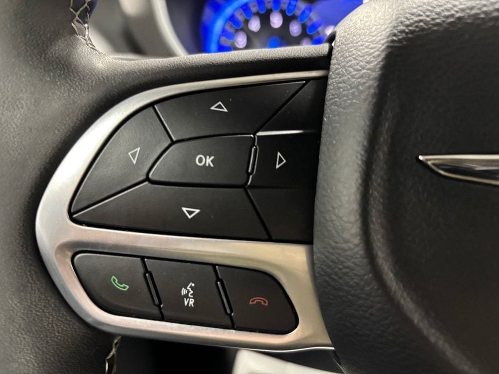Used 2025 Chrysler Pacifica Select FWD image 18