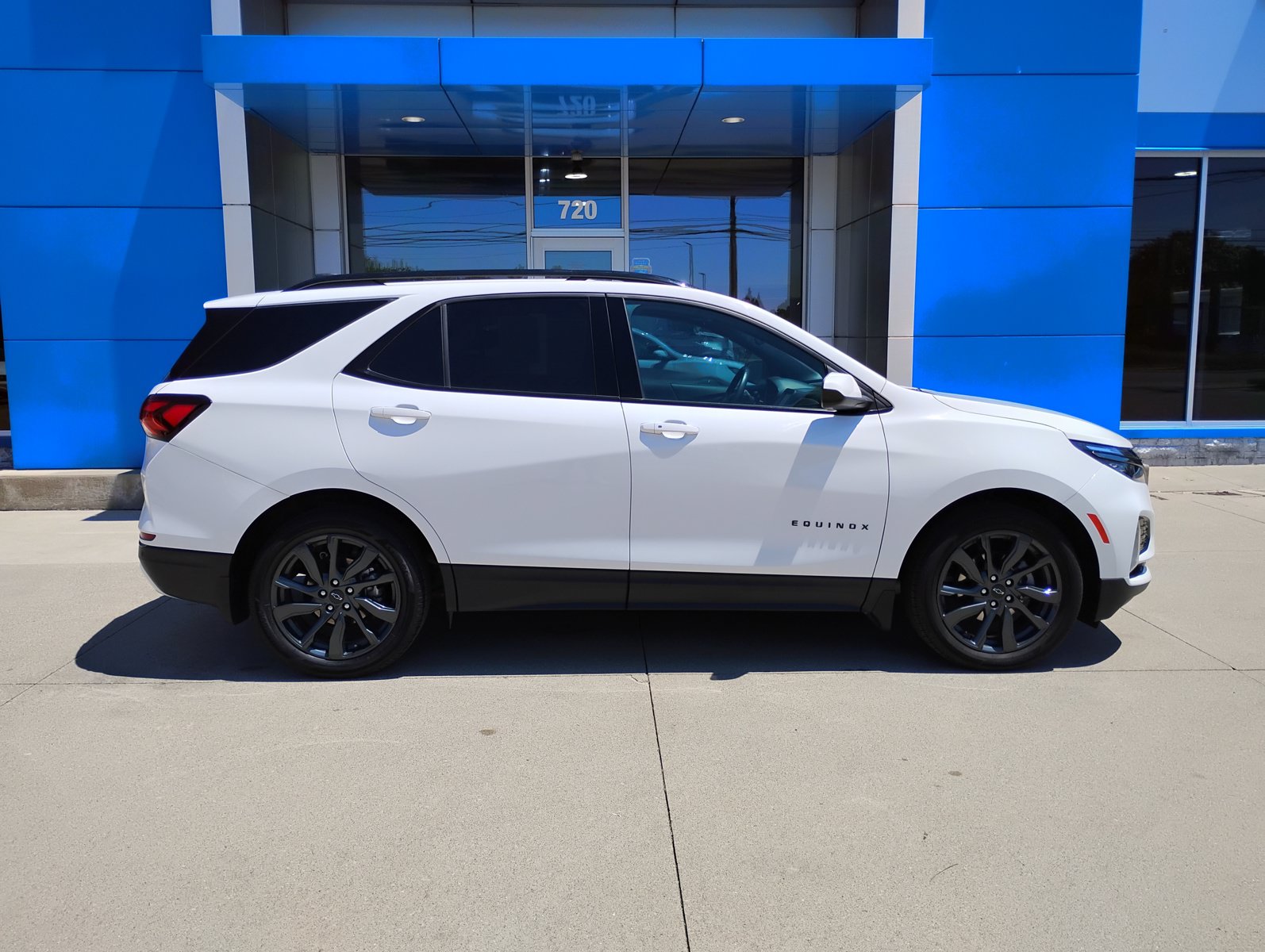 Used 2022 Chevrolet Equinox RS FWD image 2