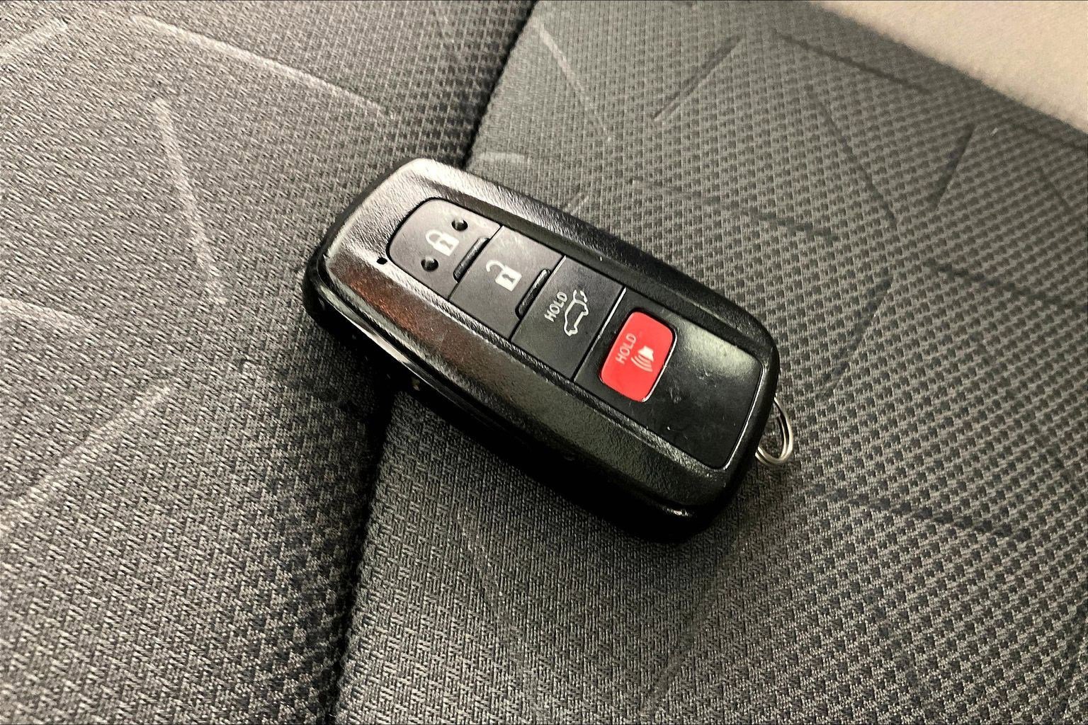 Used 2020 Toyota RAV4 XLE w/ Convenience Package FWD image 35