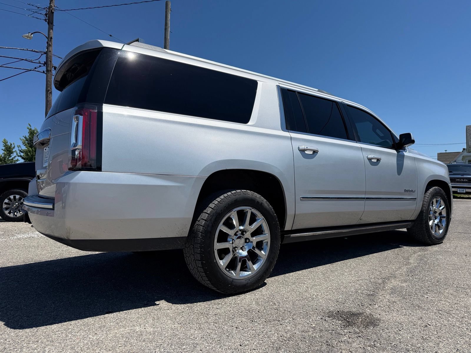 Used 2015 GMC Yukon XL Denali w/ Touring Package AWD/4WD image 8