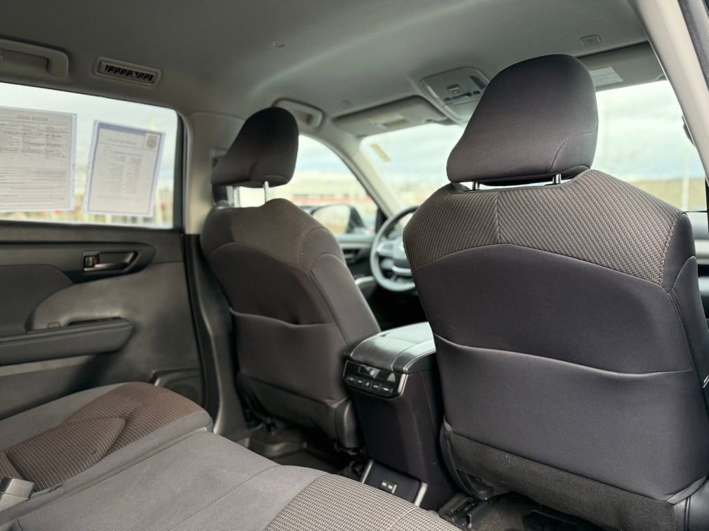 Used 2023 Toyota Highlander L image 19