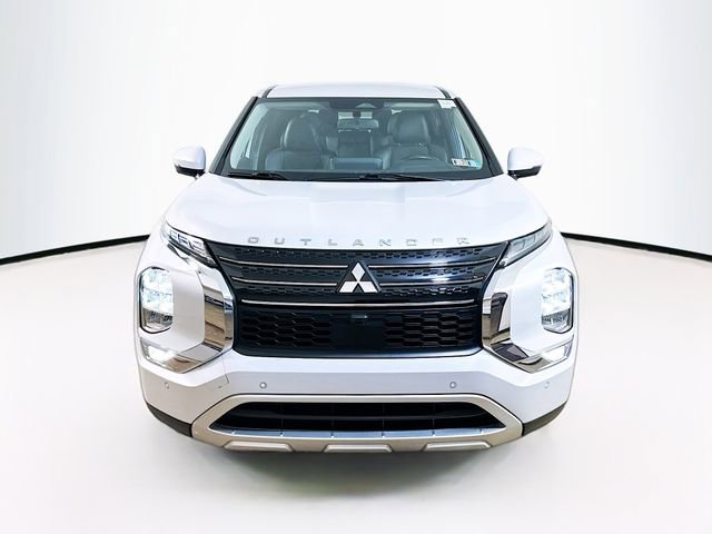 Used 2023 Mitsubishi Outlander SE image 2