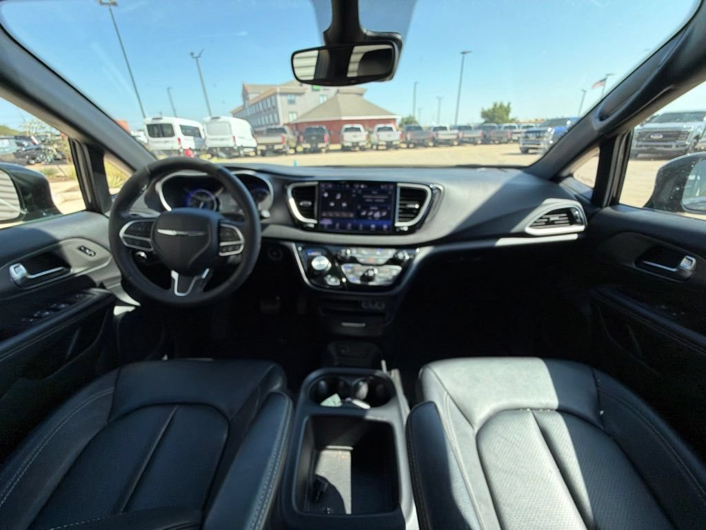 Used 2025 Chrysler Pacifica Select FWD image 18