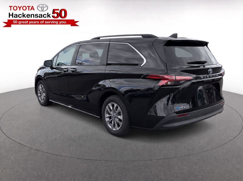 Used 2026 Toyota Sienna XLE FWD image 3