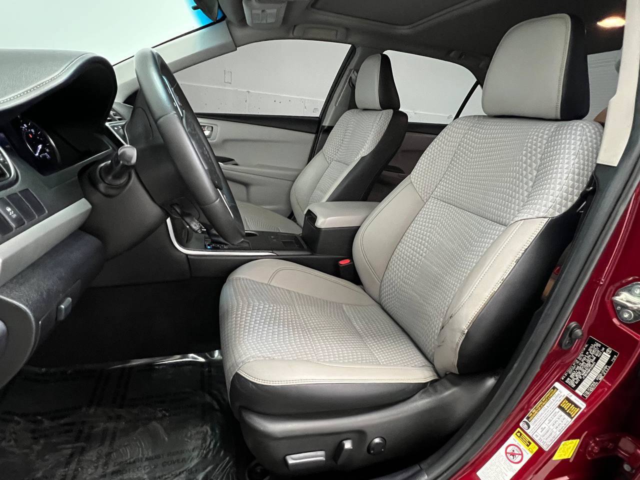Used 2015 Toyota Camry SE w/ Moonroof Package FWD image 8