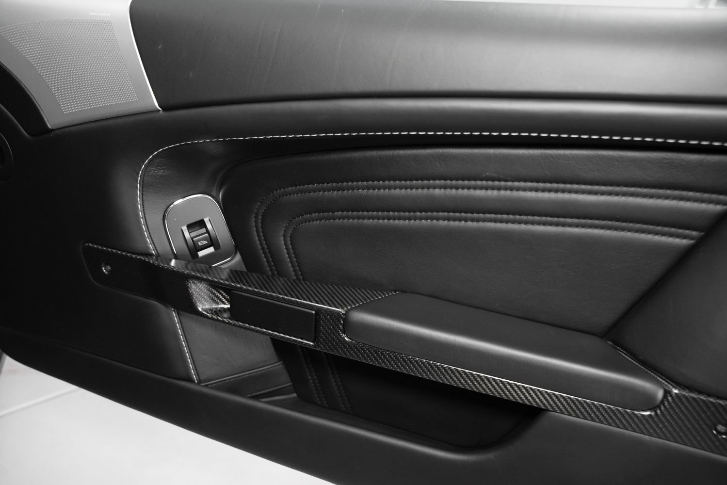 Used 2010 Aston Martin DBS Coupe image 30