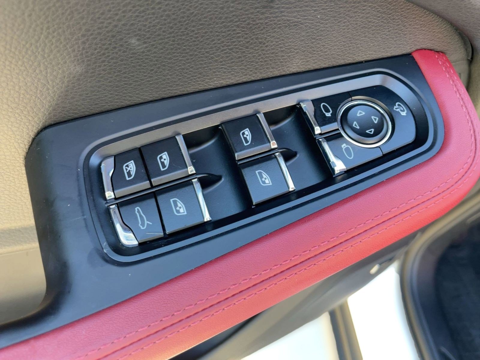 Used 2025 Porsche Macan image 13