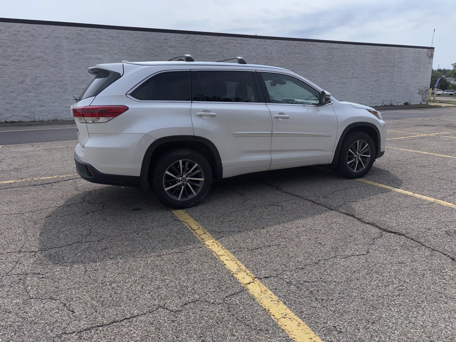 Used 2018 Toyota Highlander XLE AWD/4WD image 14