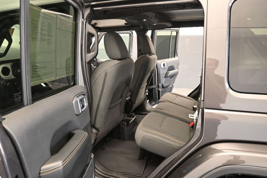 Used 2025 Jeep Wrangler Sahara AWD/4WD image 12