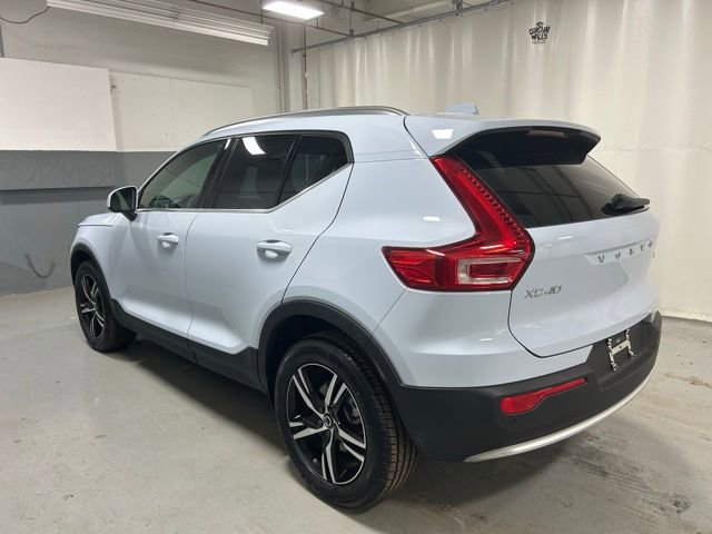 Used 2025 Volvo XC40 B5 Core AWD/4WD image 2