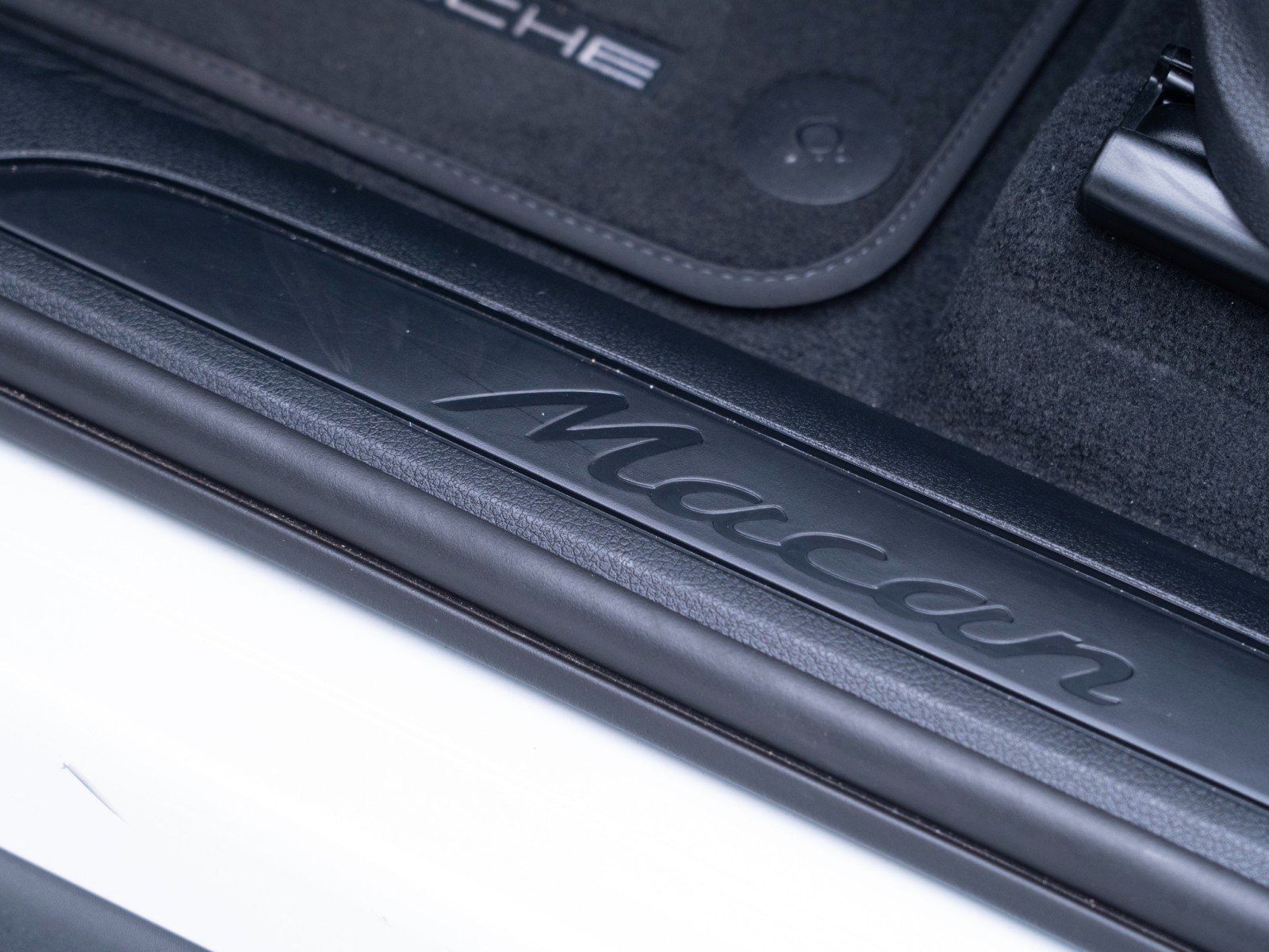 Certified 2025 Porsche Macan image 14