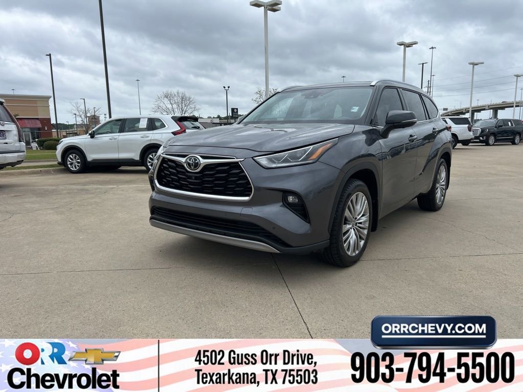 Used 2023 Toyota Highlander Platinum FWD image 1