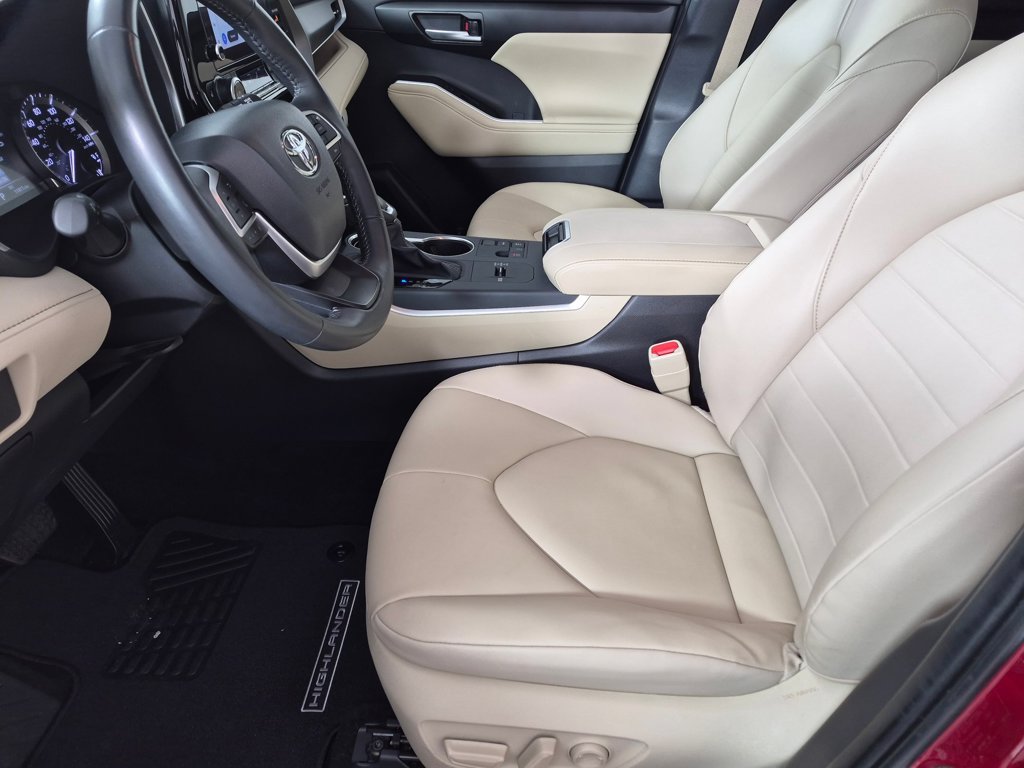 Used 2025 Toyota Highlander XLE FWD image 21