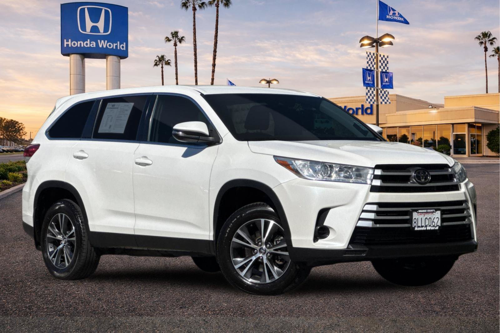 Used 2019 Toyota Highlander LE FWD image 2
