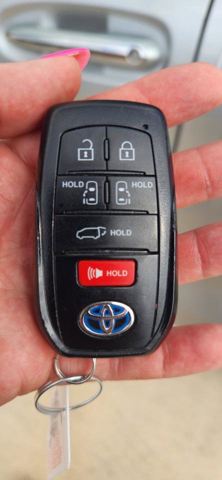 Used 2022 Toyota Sienna XLE image 13