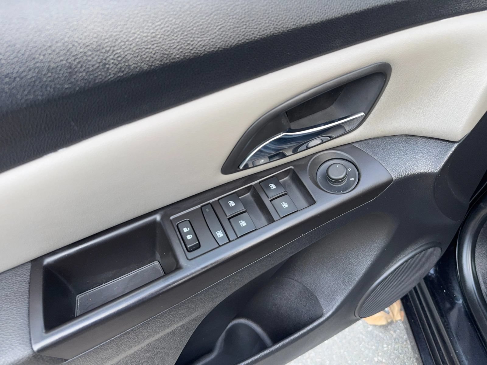 Used 2015 Chevrolet Cruze LS FWD image 11