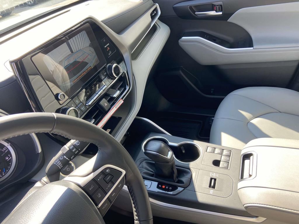Used 2025 Toyota Highlander XLE image 25
