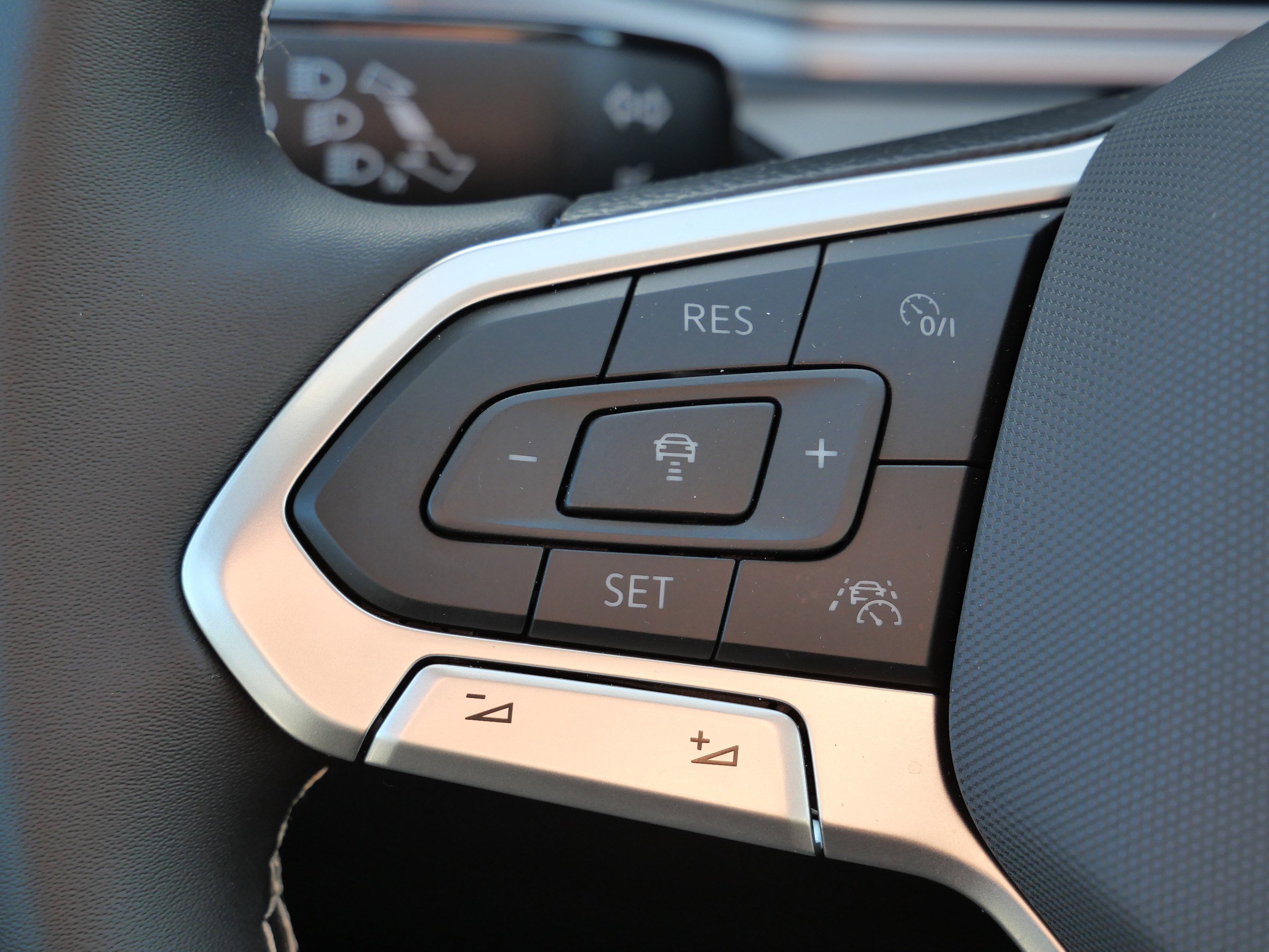 Certified 2025 Volkswagen Taos SE image 32