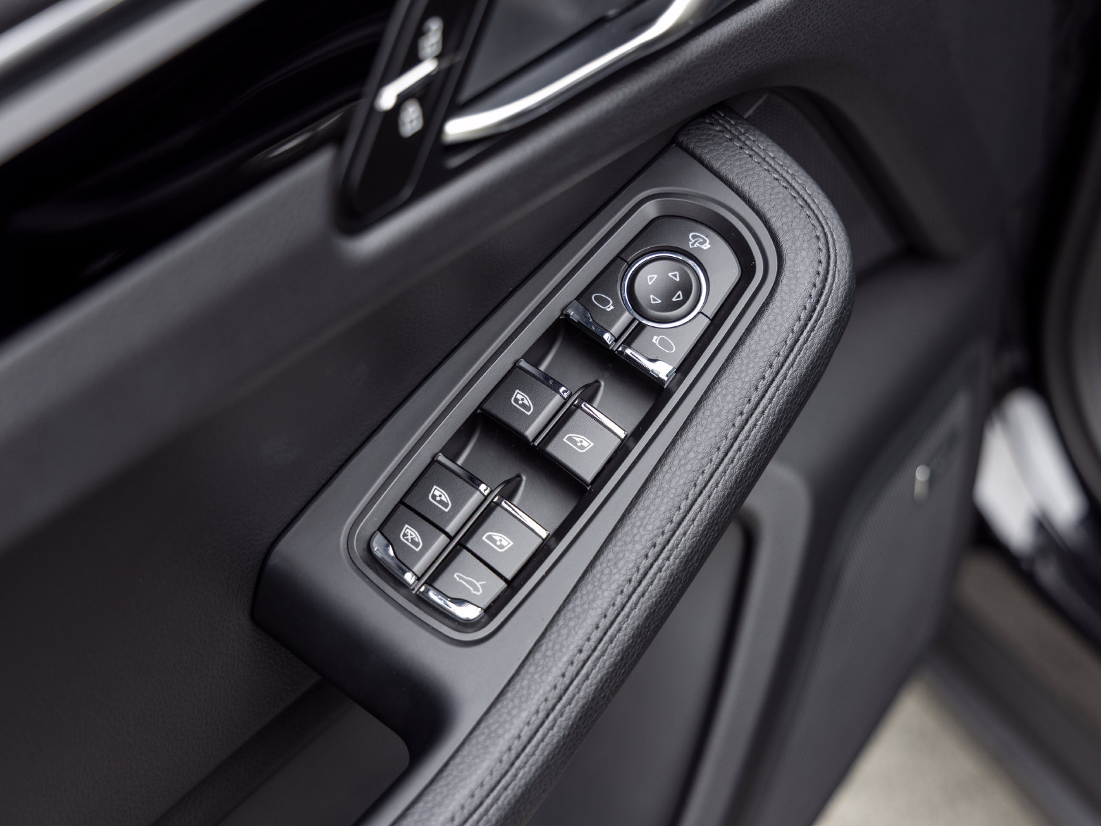 Used 2026 Porsche Macan AWD/4WD image 26