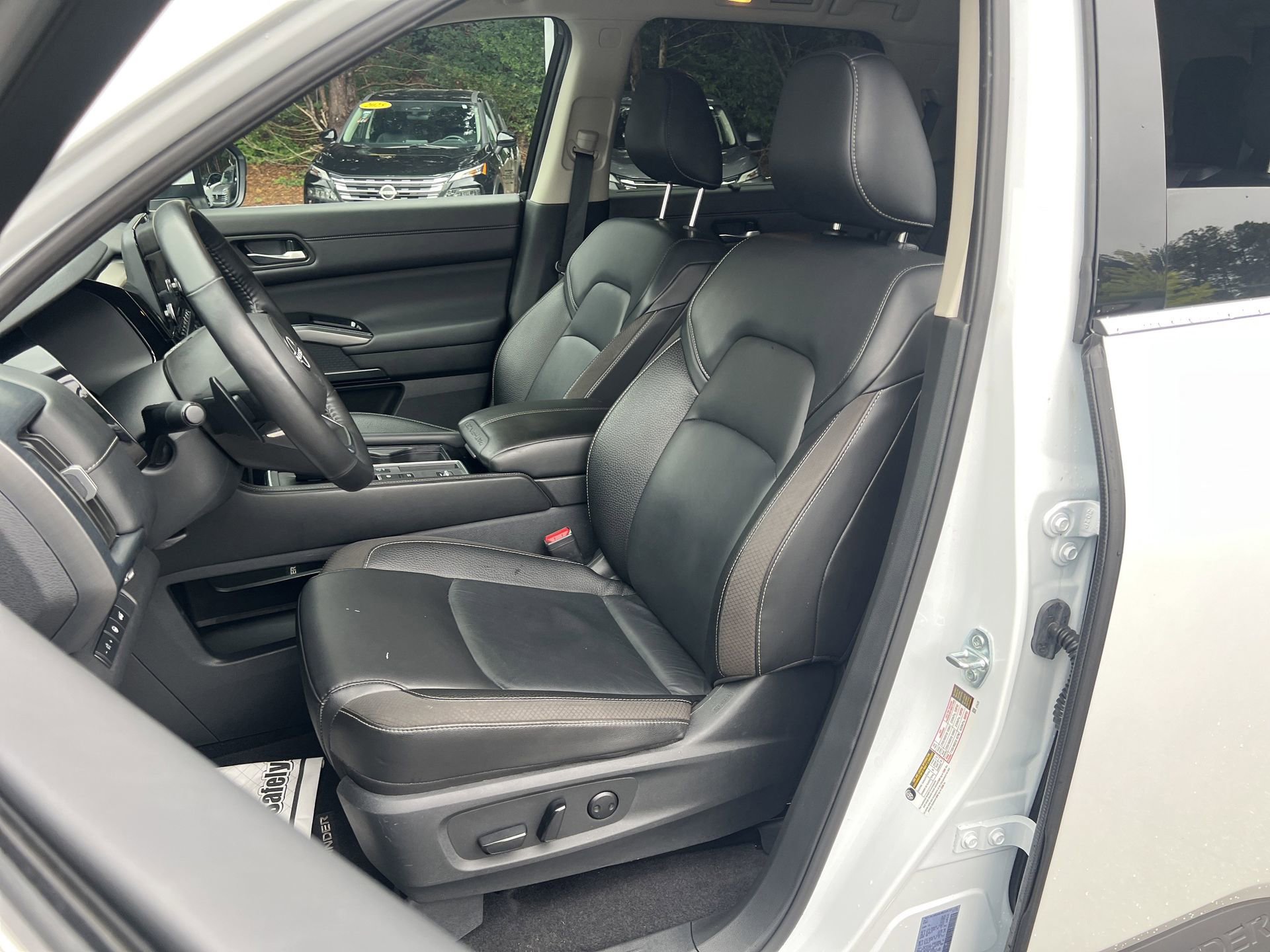 Certified 2025 Nissan Pathfinder SL w/ Black Appearance Package FWD image 15