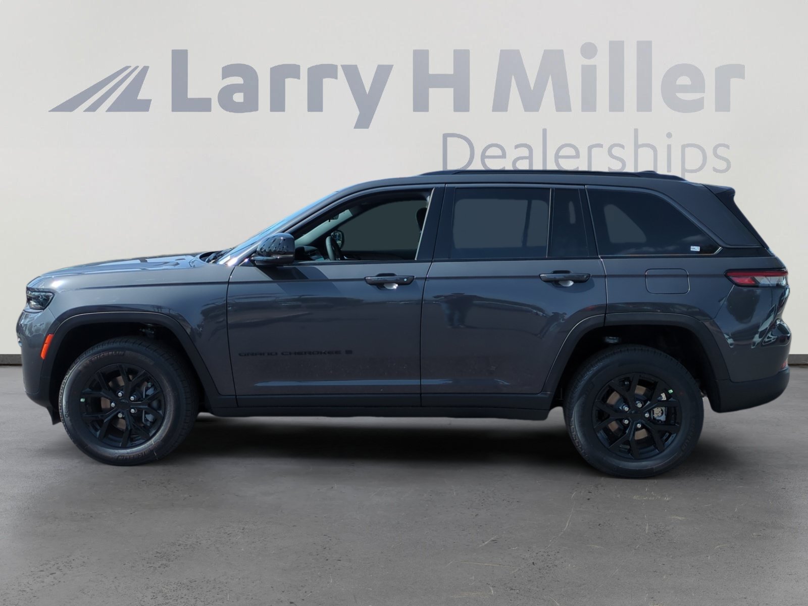 New 2026 Jeep Grand Cherokee Altitude AWD/4WD image 2