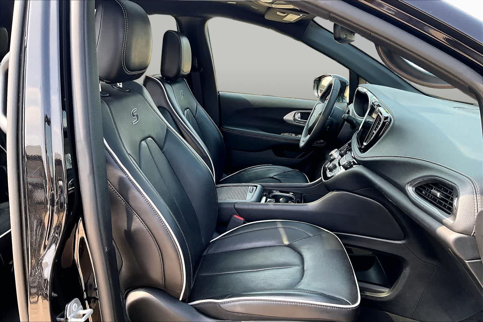 Used 2025 Chrysler Pacifica Limited FWD image 9