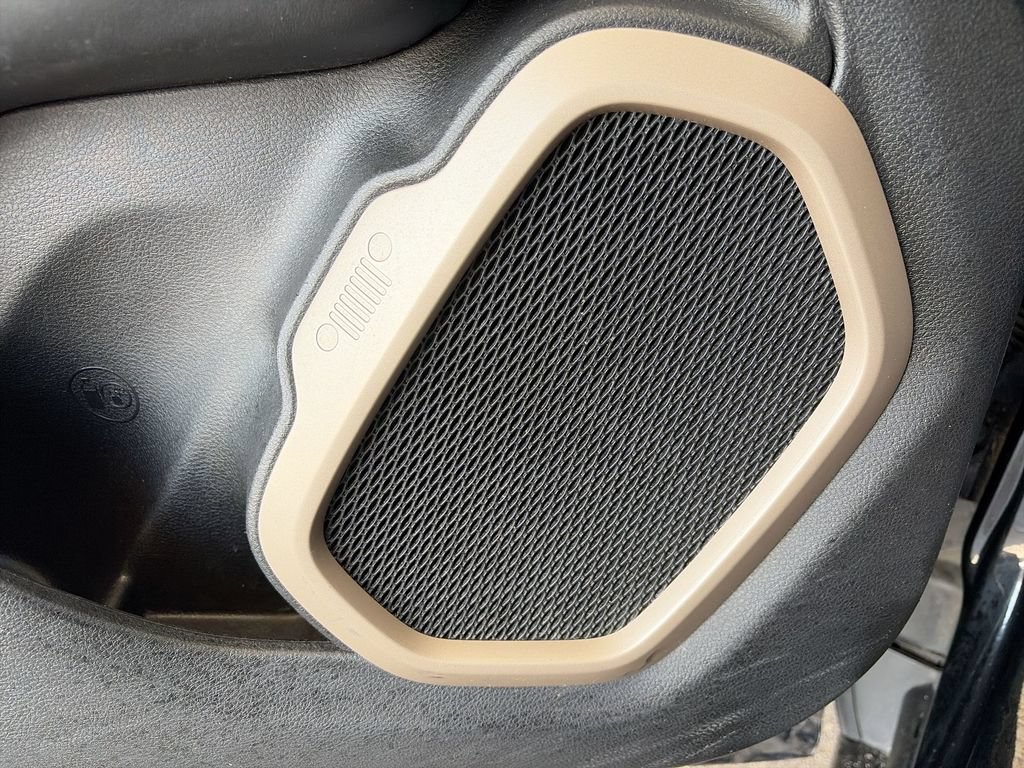 Used 2016 Jeep Renegade Limited FWD image 30
