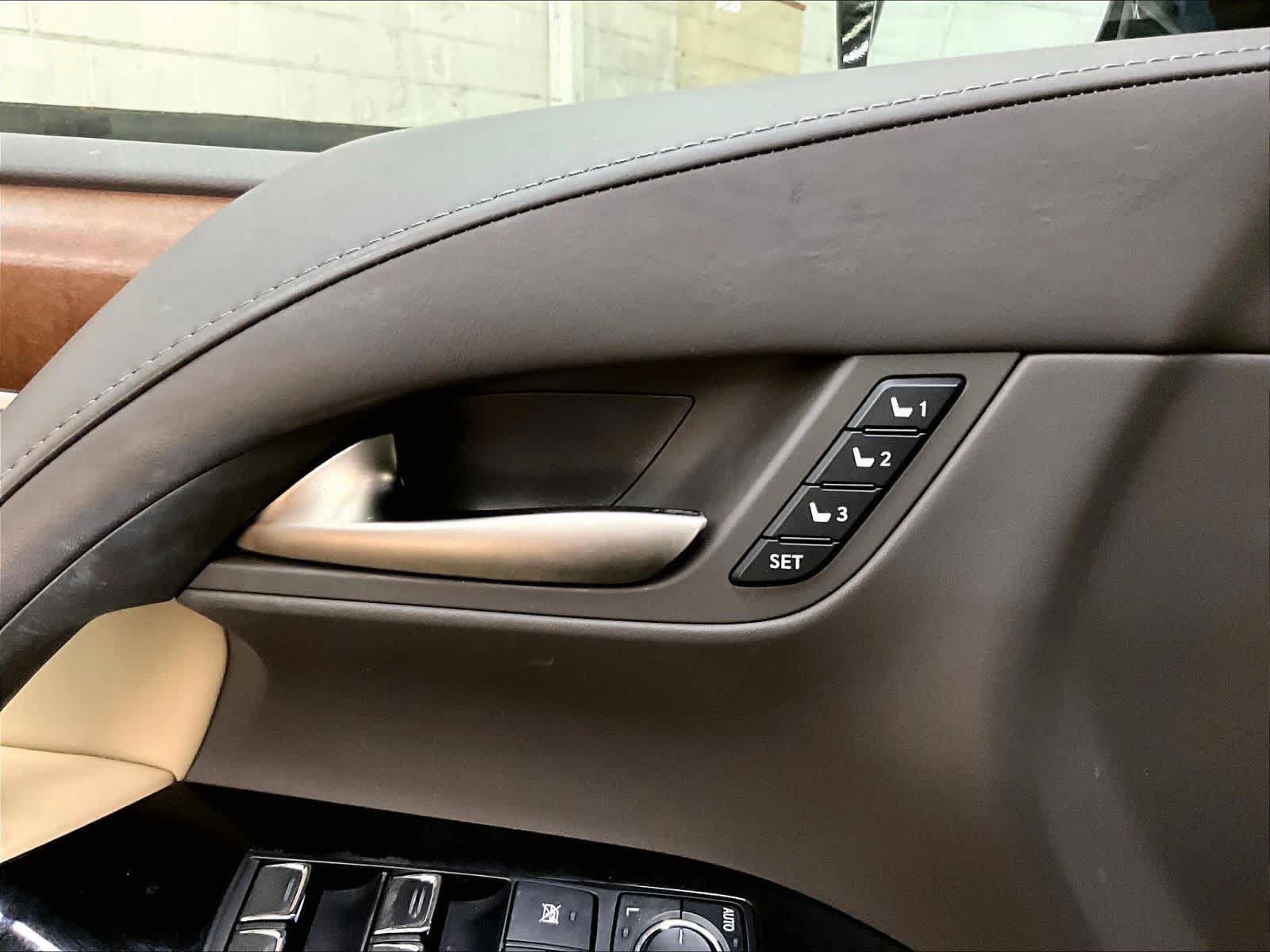 Used 2019 Lexus LX 570 4WD w/ Luxury Package image 38