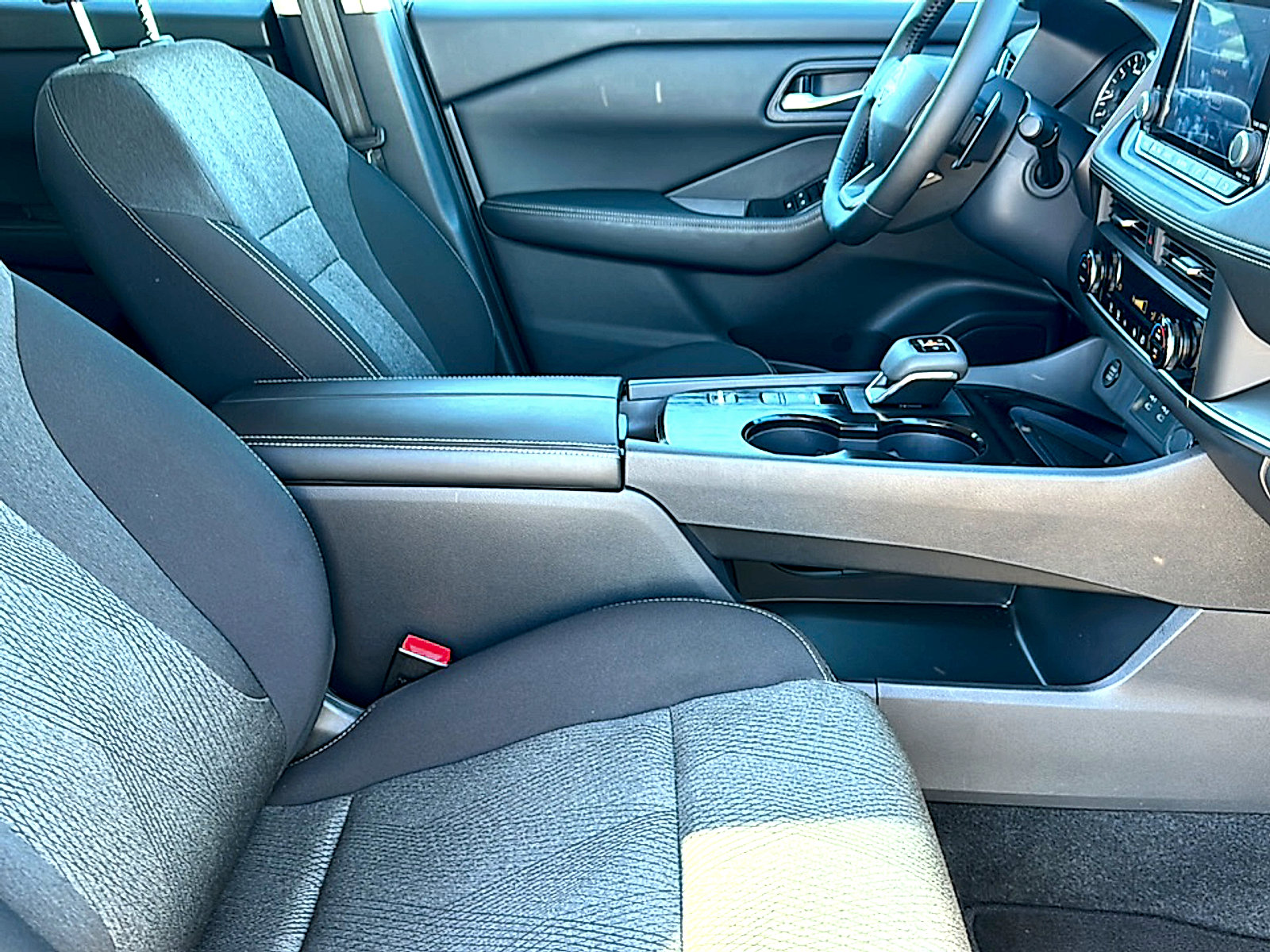 Used 2025 Nissan Rogue SV image 23