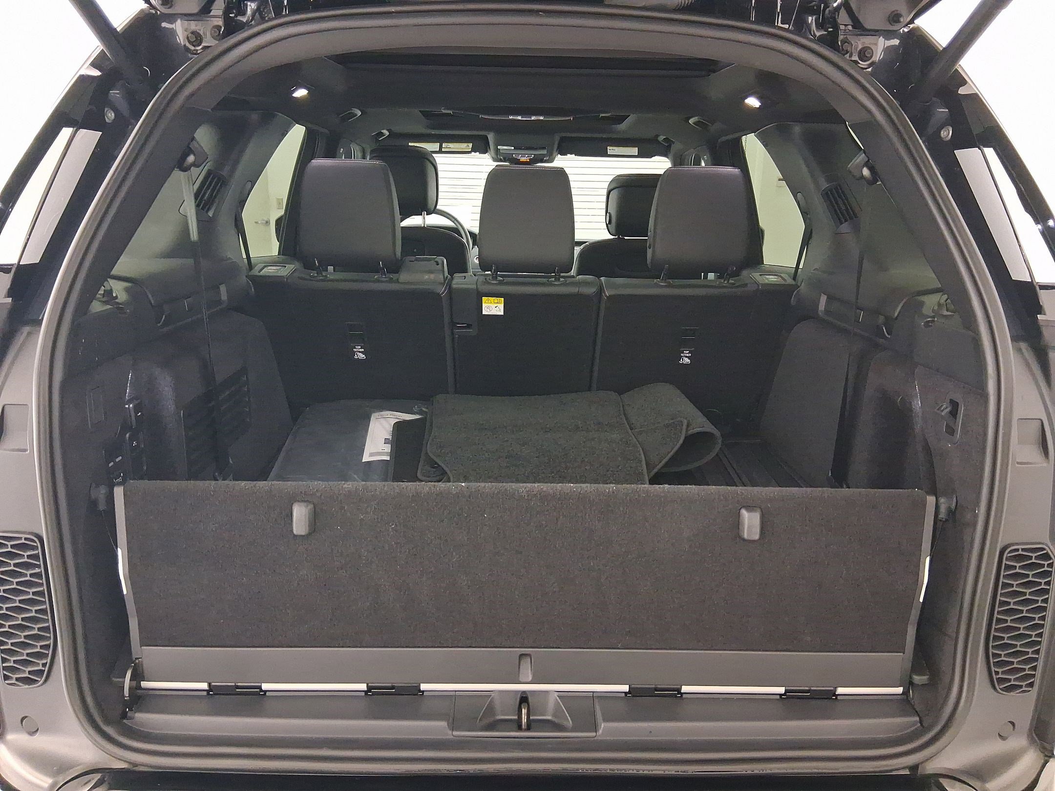 Certified 2025 Land Rover Discovery Dynamic SE AWD/4WD image 30