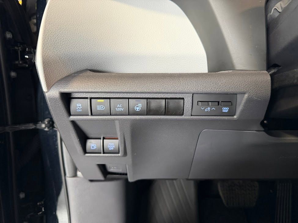 Used 2023 Toyota Sienna XSE AWD/4WD image 31