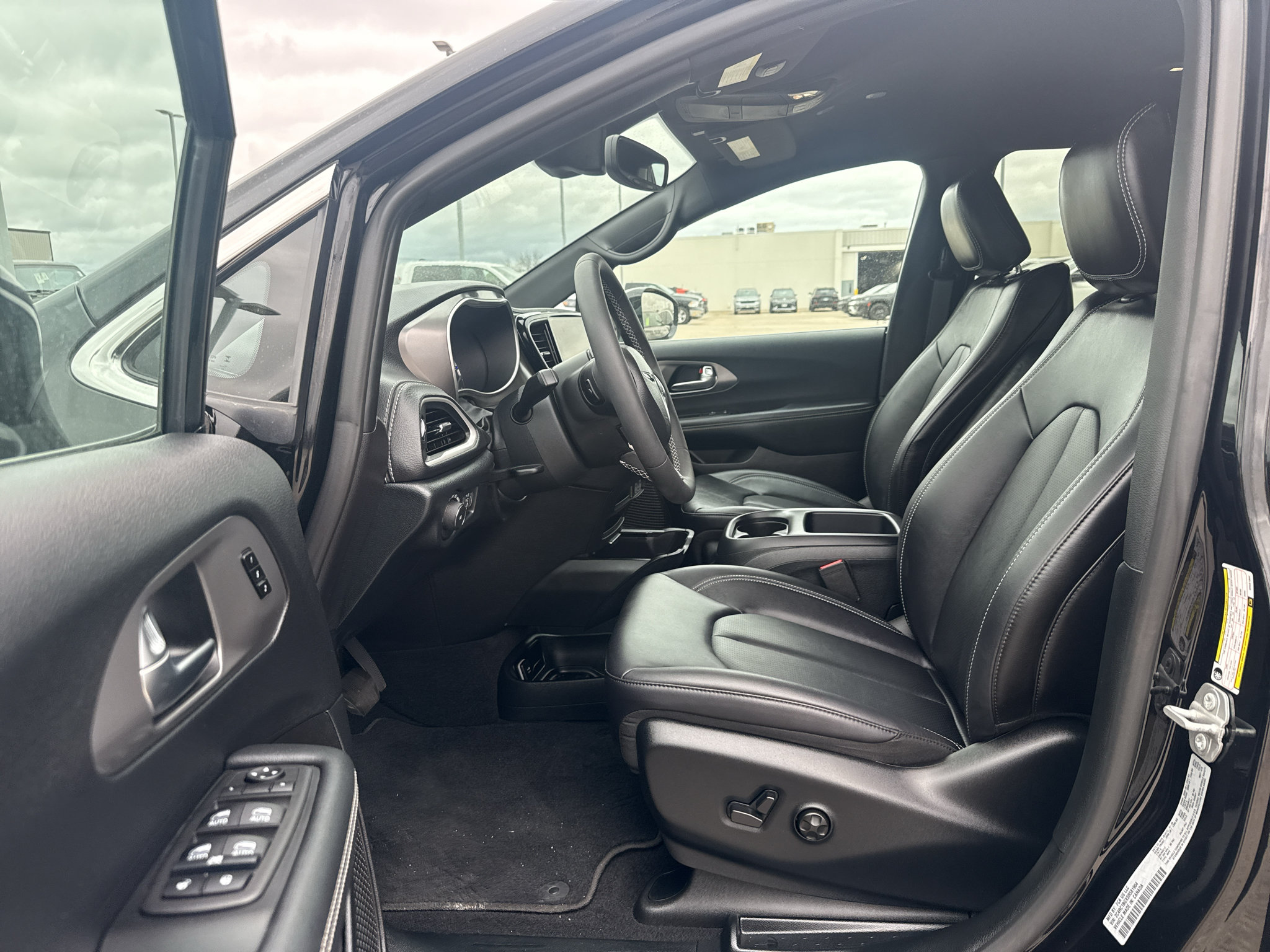 Used 2025 Chrysler Pacifica Select FWD image 4