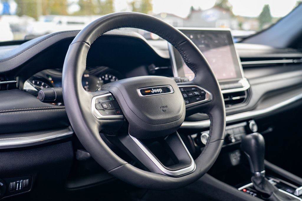 Used 2023 Jeep Compass Limited image 14