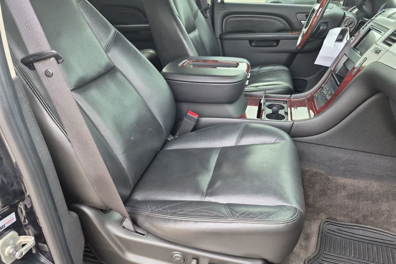 Used 2010 Cadillac Escalade Luxury AWD/4WD image 22