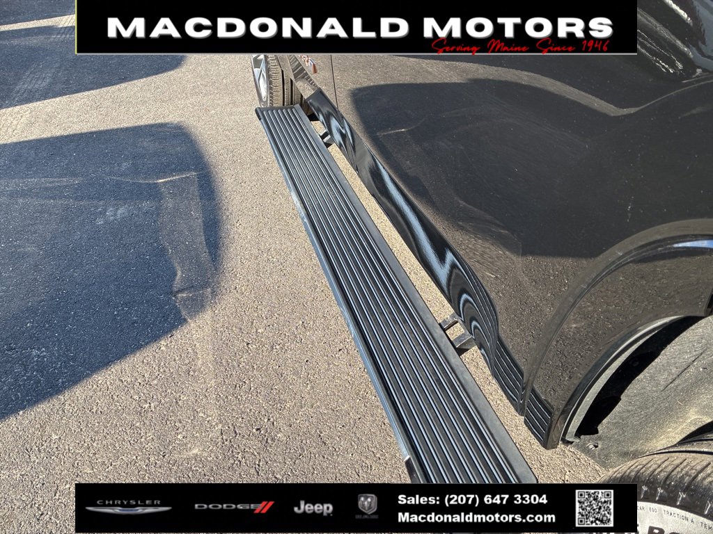 Used 2024 Jeep Grand Wagoneer Series III w/ HD Trailer Tow Package image 12