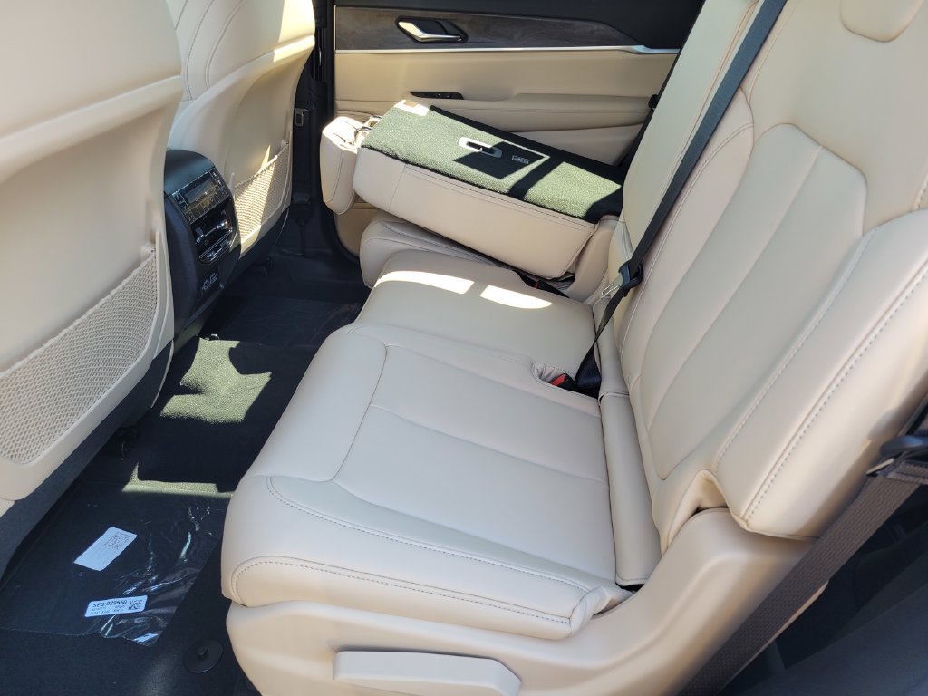 New 2025 Jeep Grand Cherokee L Limited w/ Black Appearance Package AWD/4WD image 4