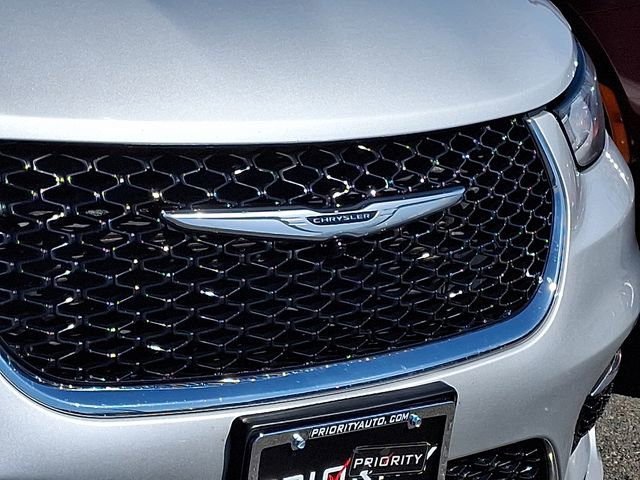 Used 2024 Chrysler Pacifica Touring-L image 9