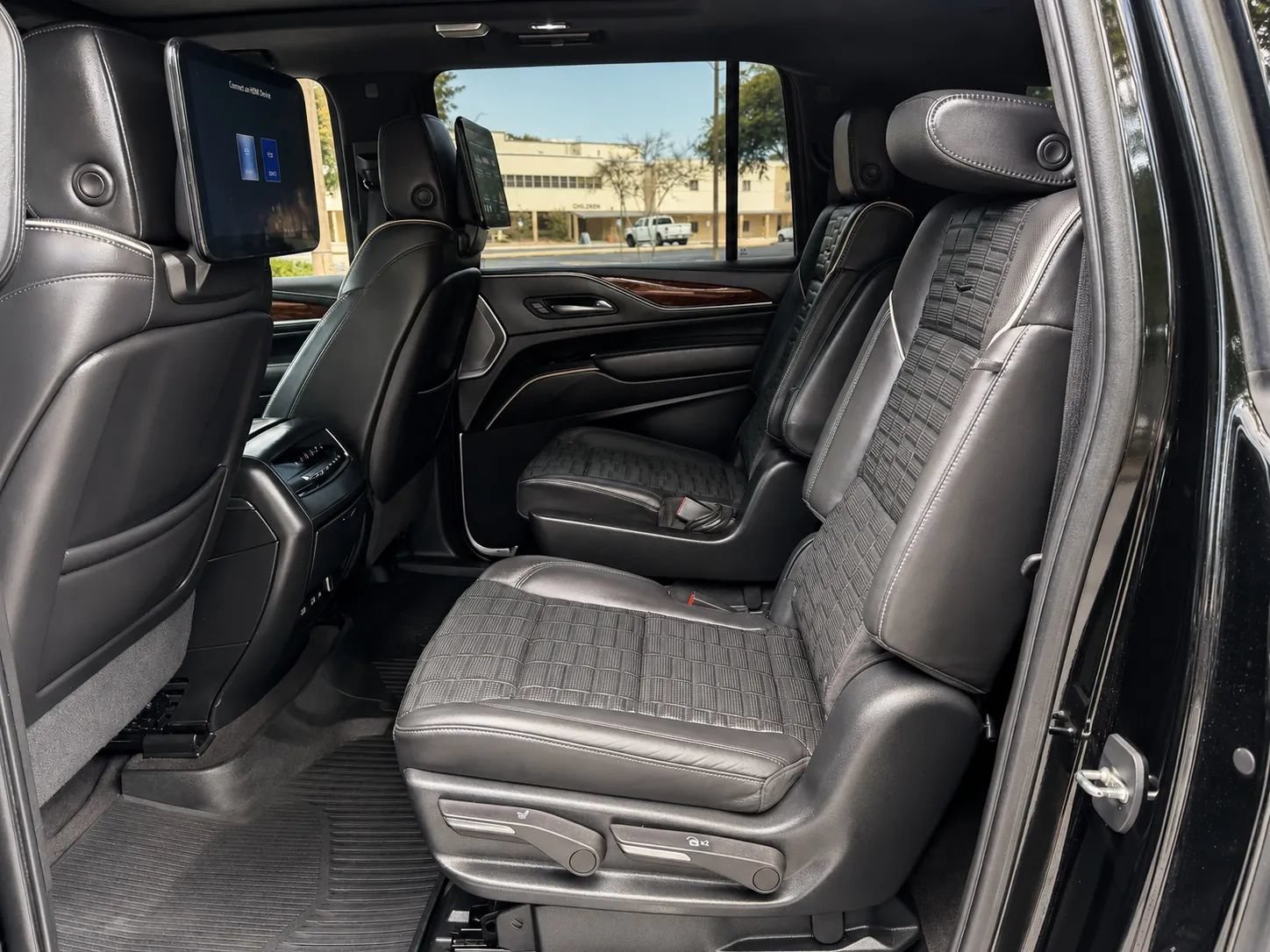 Used 2023 Cadillac Escalade ESV Sport Platinum AWD/4WD image 10