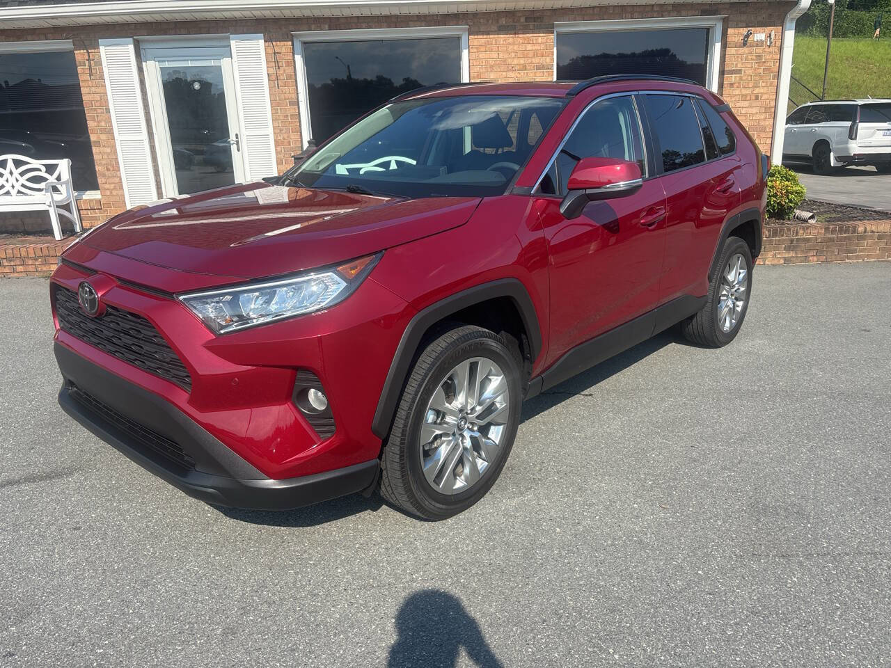 Used 2020 Toyota RAV4 XLE Premium image 5