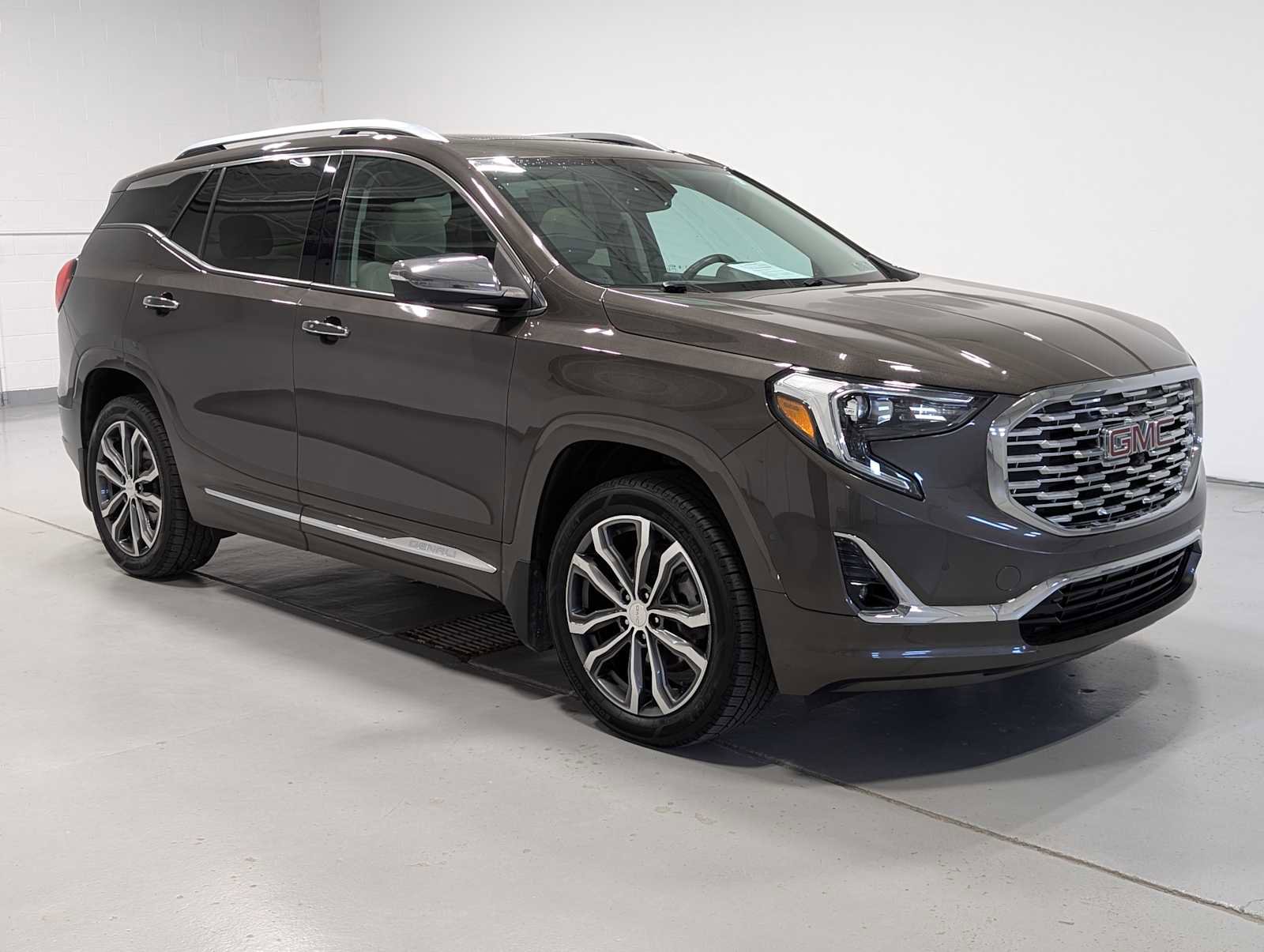 Used 2020 GMC Terrain Denali w/ Denali Premium Package AWD/4WD image 6