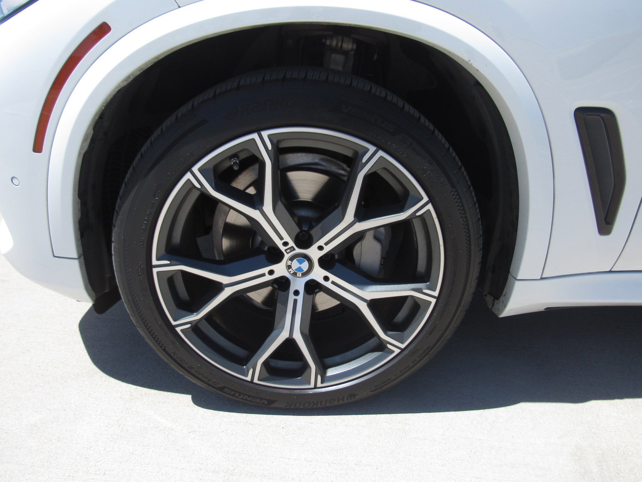 Used 2020 BMW X5 xDrive40i w/ M Sport Package image 4