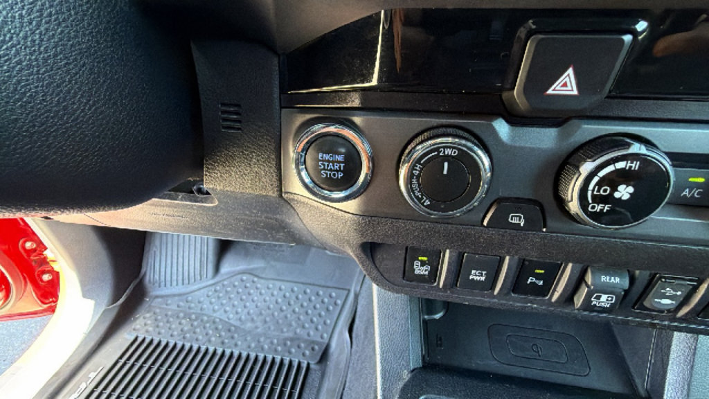Certified 2018 Toyota Tacoma TRD Off-Road w/ Technology Package AWD/4WD image 17